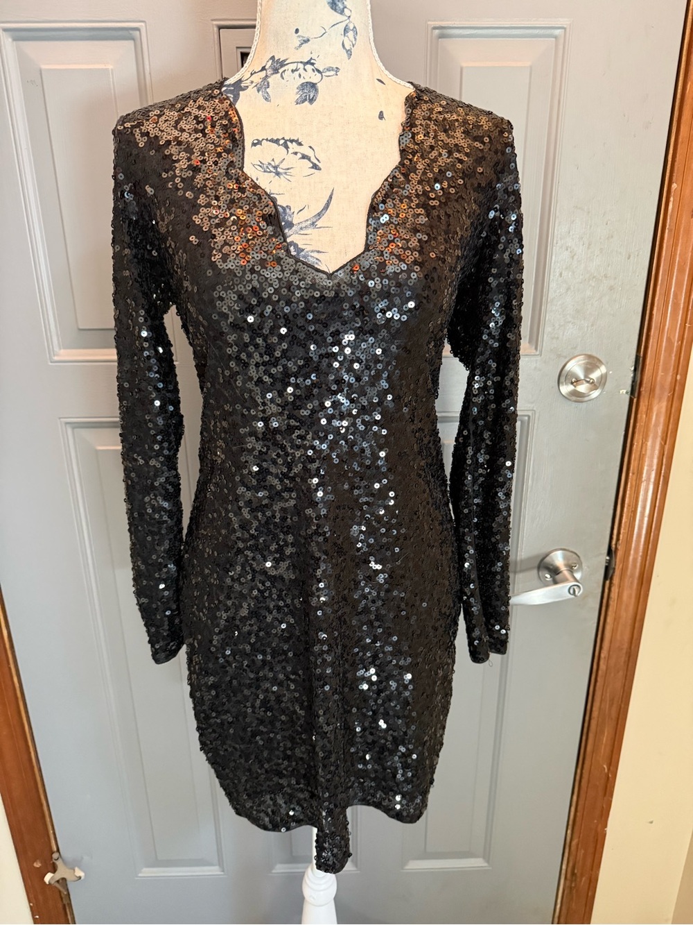 Black Sequin Scalloped V-Neck Long Sleeve Cocktail Dress-Express(Med)